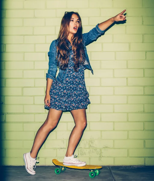 Hipster bella ragazza con skateboard — Foto Stock