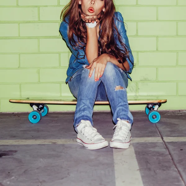 Hipster όμορφη κοπέλα με skateboard — Φωτογραφία Αρχείου