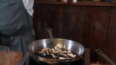 Şeften online ana sınıf. Aşçının ve bakkaliyenin ellerinde çeşitli yiyecekler hazırlar..