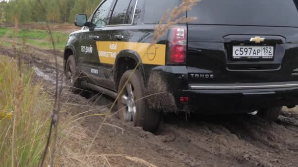 Chevrolet Tahoe Uklouzne Zablácené Silnici Poli Zkušební Jízdu Ošklivý Den — Stock video