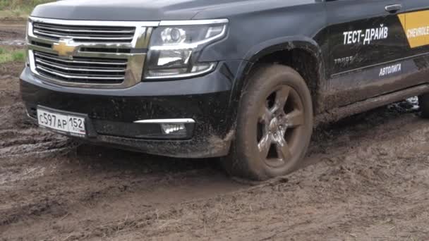 Chevrolet Tahoe Slips Muddy Road Field Test Drive Nasty Day — Stock Video