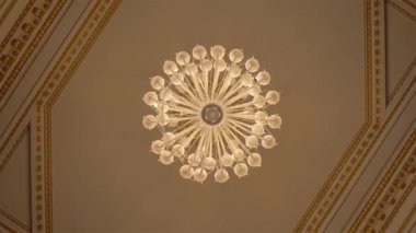 Tarihi bir malikanede antik kristal avize, kamera rotasyonu. Eski