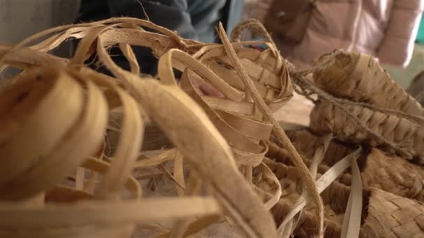 その村の主人は大きな靴を編む 手作り — ストック動画