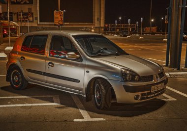 Renault Clio, Nizhny Novgorod 'da bir alışveriş merkezinin otoparkında 2020 yazında, gece