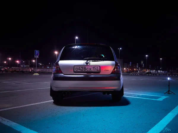 Renault Clio Egy Bevásárlóközpont Parkolójában Nyizsnyij Novgorodban 2020 Nyarán Éjszaka — Stock Fotó