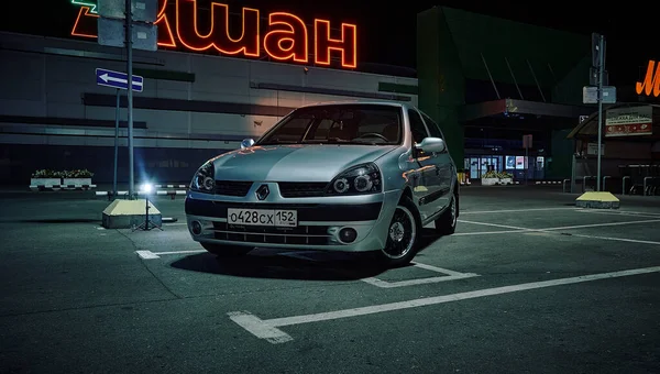 Renault Clio Estacionamento Shopping Center Nizhny Novgorod Verão 2020 Noite — Fotografia de Stock