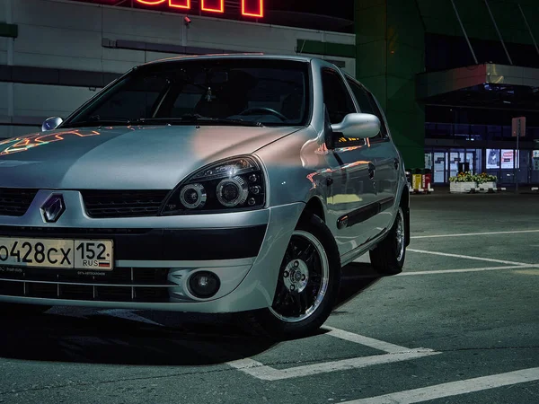 Renault Clio Estacionamento Shopping Center Nizhny Novgorod Verão 2020 Noite — Fotografia de Stock