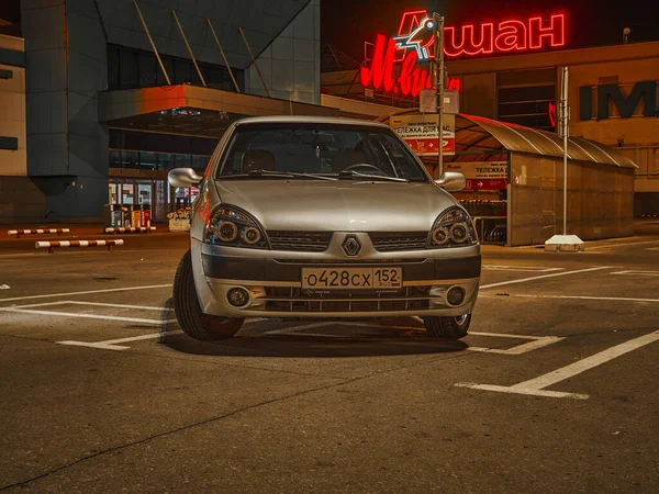 Renault Clio Парковке Торгового Центра Нижнем Новгороде Летом 2020 Года — стоковое фото