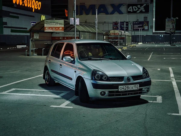 Renault Clio Estacionamento Shopping Center Nizhny Novgorod Verão 2020 Noite — Fotografia de Stock