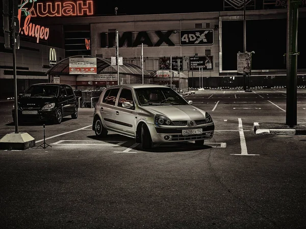 Renault Clio Egy Bevásárlóközpont Parkolójában Nyizsnyij Novgorodban 2020 Nyarán Éjszaka — Stock Fotó