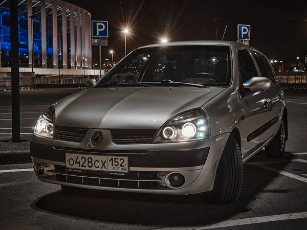 Renault Clio Estacionamento Shopping Center Nizhny Novgorod Verão 2020 Noite — Fotografia de Stock