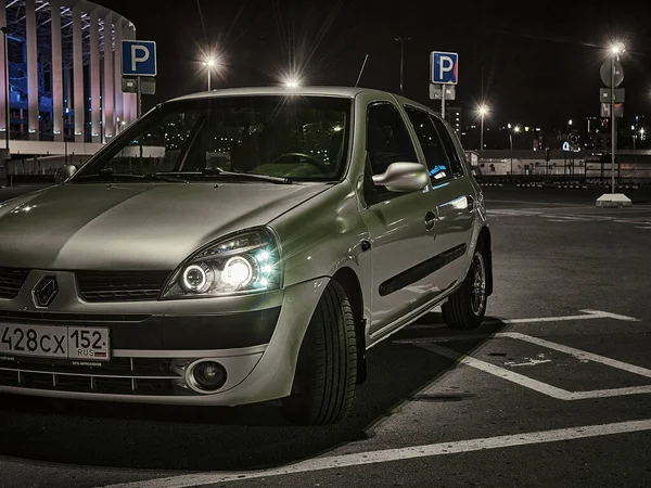 Renault Clio Estacionamento Shopping Center Nizhny Novgorod Verão 2020 Noite — Fotografia de Stock