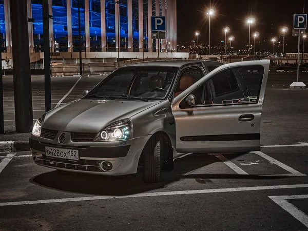 Renault Clio Egy Bevásárlóközpont Parkolójában Nyizsnyij Novgorodban 2020 Nyarán Éjszaka — Stock Fotó