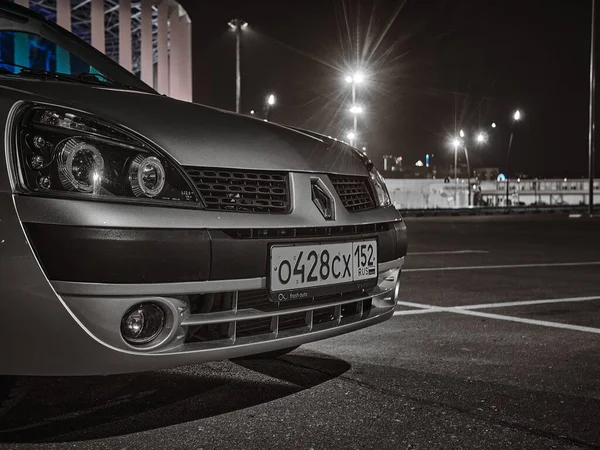 Renault Clio Estacionamento Shopping Center Nizhny Novgorod Verão 2020 Noite — Fotografia de Stock