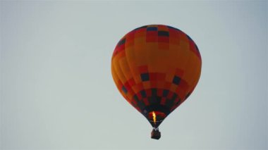 Sıcak hava balonları gün batımında şehrin üzerinde