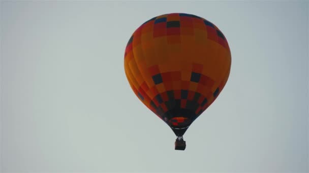 Varmluftsballonger Himlen Över Staden Vid Solnedgången — Stockvideo