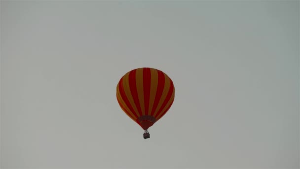 Luchtballonnen Lucht Boven Stad Bij Zonsondergang — Stockvideo