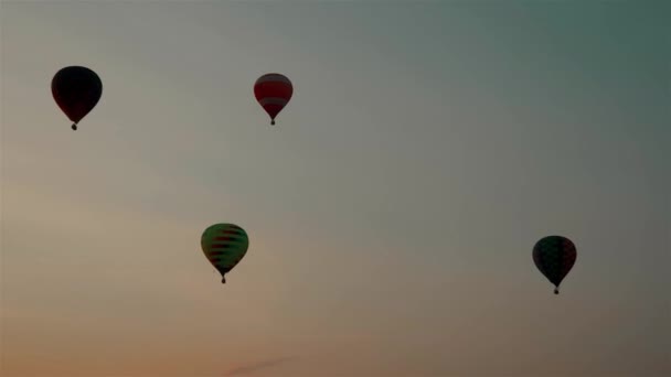 Luchtballonnen Lucht Boven Stad Bij Zonsondergang — Stockvideo