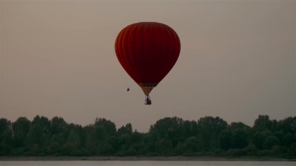 Luchtballonnen Lucht Boven Stad Bij Zonsondergang — Stockvideo