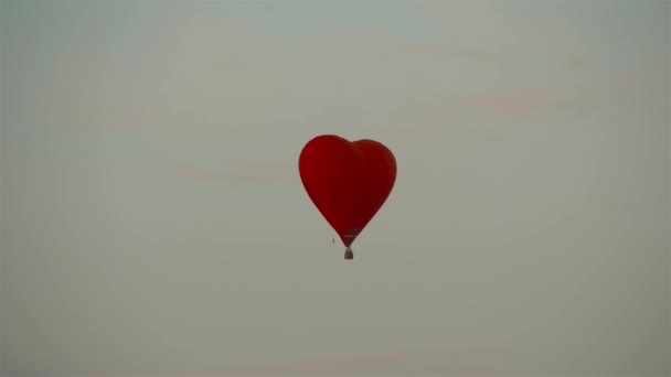 Luchtballonnen Lucht Boven Stad Bij Zonsondergang — Stockvideo