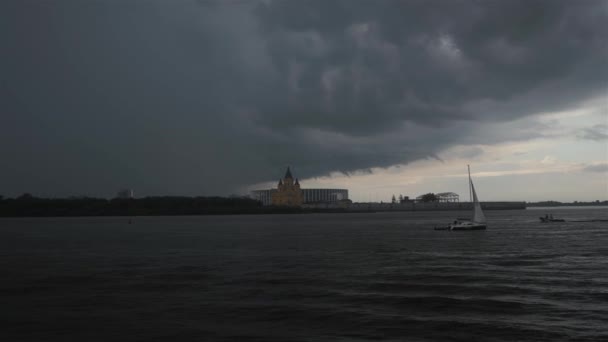 Vista Para Rio Iate Dia Verão Nublado — Vídeo de Stock