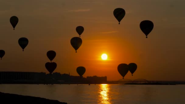 Balões Quente Céu Sobre Cidade Pôr Sol — Vídeo de Stock
