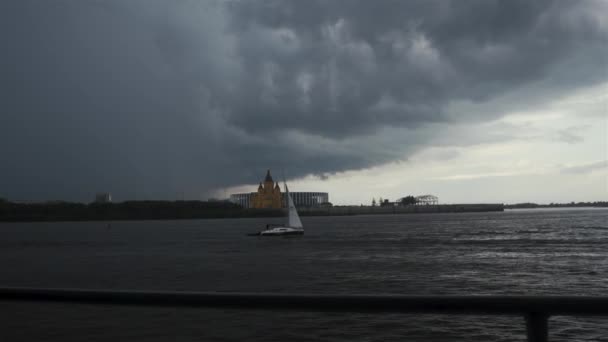 Vista Para Rio Iate Dia Verão Nublado — Vídeo de Stock