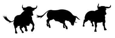 Farklı pozlarda duran bir grup boğa silueti. Dört nala koşan bir boğa, profilde boynuzlu bir boğa, 2021 Çin Yeni Yılı için beyaz arka planda duran güçlü bir boğa. Vektör illüstrasyonu