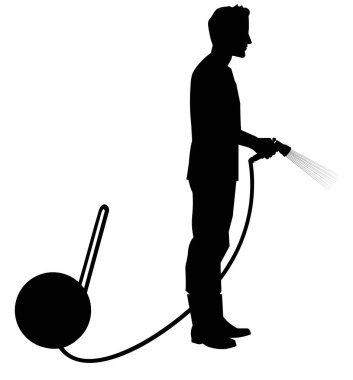 Bir bahçıvanın ya da çiftçinin silueti bitkileri bahçe hortumuyla sular.