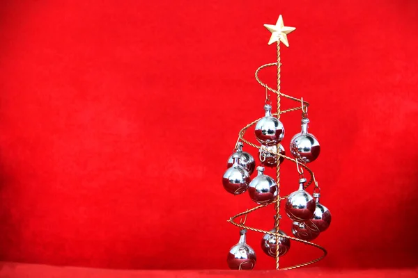 Albero Natale Con Stelle Sfere Argento Sfondo Velluto Strutturato Rosso — Foto Stock