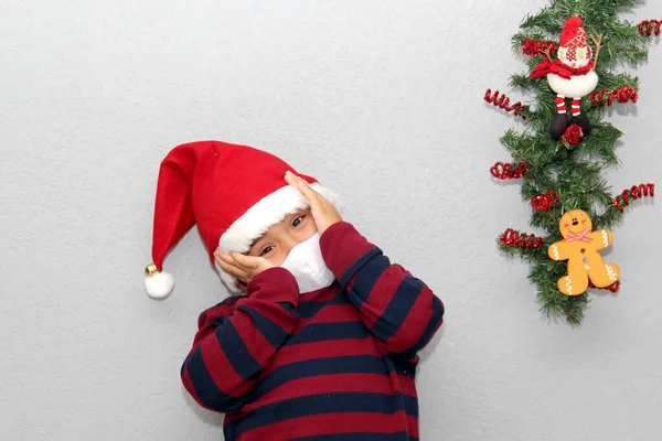 Ragazzo Latino Anni Con Maschera Protezione Maglione Cappello Natale Sfondo — Foto Stock