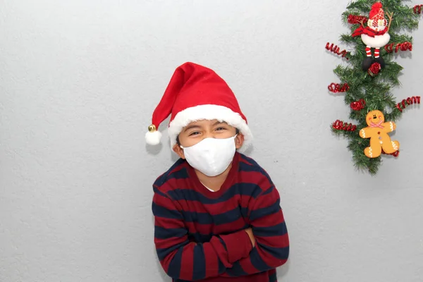 7Letý Latinskoamerický Chlapec Ochrannou Maskou Svetrem Vánočním Kloboukem Šedém Pozadí — Stock fotografie