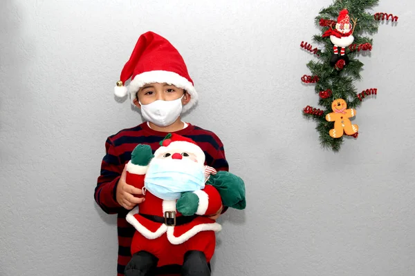 Letni Latynoski Chłopiec Święty Mikołaj Maską Ochronną Szarym Tle Dekoracją — Zdjęcie stockowe