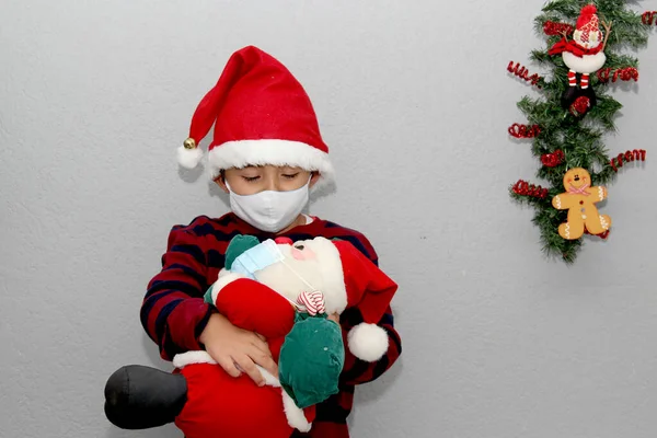 Ragazzo Latino Anni Babbo Natale Con Maschera Protezione Sfondo Grigio — Foto Stock