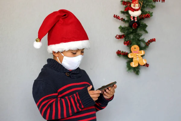 Garçon Latin Avec Masque Protection Chapeau Père Noël Parlant Avec — Photo