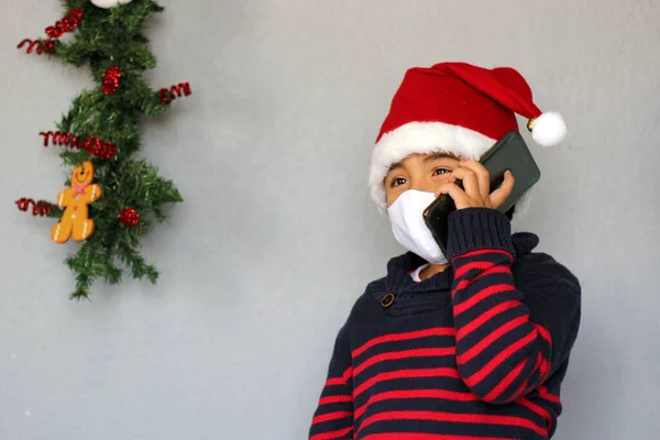 Garçon Latin Avec Masque Protection Chapeau Père Noël Parlant Avec — Photo