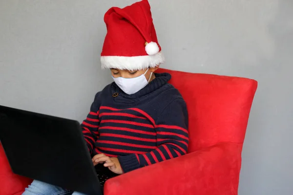 Garçon Latin Avec Masque Protection Santa Claus Chapeau Appel Vidéo — Photo