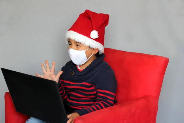 Ragazzo Latino Con Maschera Protezione Cappello Babbo Natale Videochiamata Con — Foto Stock