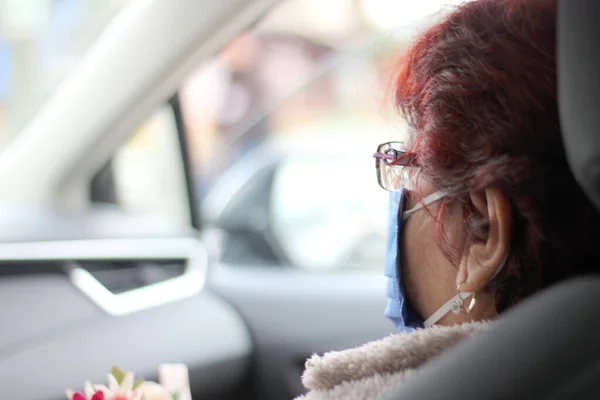 Kızıl Saçlı Koruyucu Maskeli Büyükanne Kadın Beklenmedik Durum Covid Salgını — Stok fotoğraf
