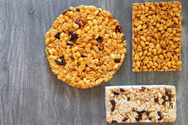 Tahtırevanlar, alegrialar ve dulce de leche, tipik Meksika tatlıları. Aranth, tohum ve fıstıklardan yapılmış gri, eski, ahşap arka planda.