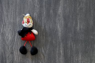 Yılbaşı ağacı süslemeleri için eski gri ahşap arka planda kardan adam figürleri.