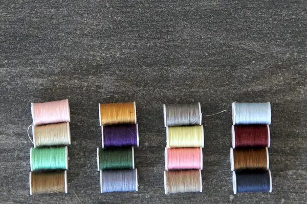 Σετ Από Καρούλια Χρωματιστά Νήματα Για Ράψιμο Και Σχεδιασμό Μόδας — Φωτογραφία Αρχείου