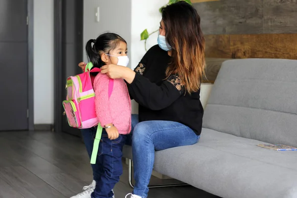 Madre Latina Niña Años Con Mascarillas Protectoras Mochila Para Volver — Foto de Stock