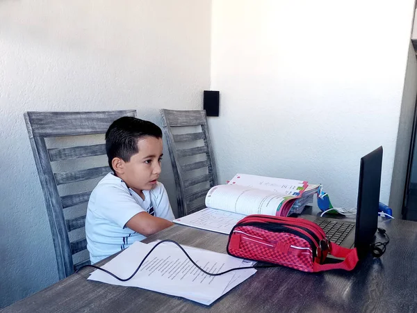 Vuelta Escuela Niño Latino Años Clases Línea Casa Con Computadora — Foto de Stock