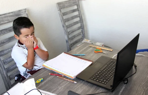 Vuelta Escuela Niño Latino Años Clases Línea Casa Con Computadora — Foto de Stock