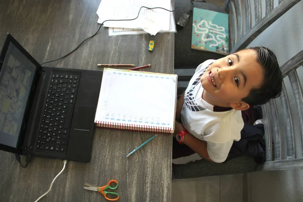 Vuelta Escuela Niño Latino Años Clases Línea Casa Con Computadora — Foto de Stock