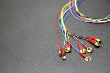 Renkli kablolar, elektroensefalogram ve tıbbi elektroşok için klinik elektrotlar.