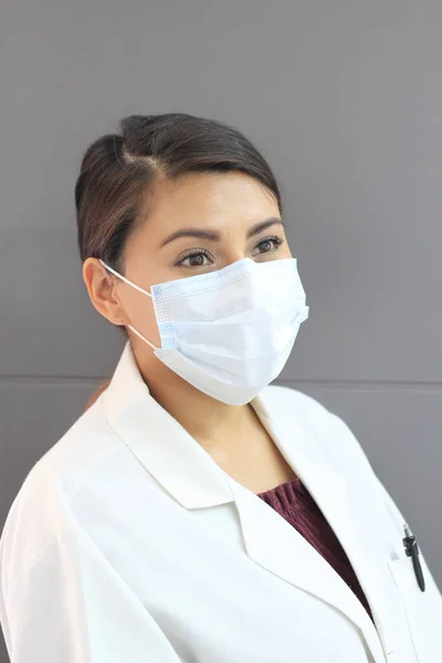 带临床防护面具的拉丁女医生 用于大流行病Covid — 图库照片