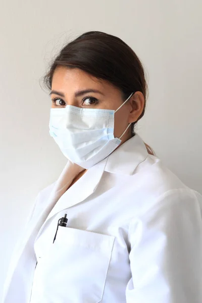 带临床防护面具的拉丁女医生 用于大流行病Covid — 图库照片