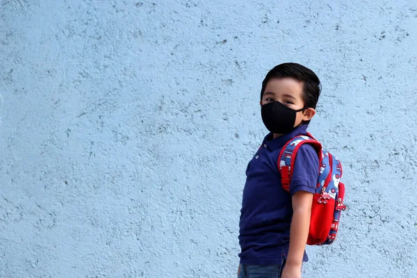 Niño Latino Años Con Protectores Bucales Covid Vuelta Escuela Con —  Fotos de Stock